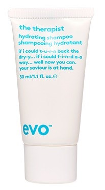 Een witte tube met 'evō'-label bevat hydraterende shampoo met blauwe tekst die de voordelen en het gebruik aangeeft.