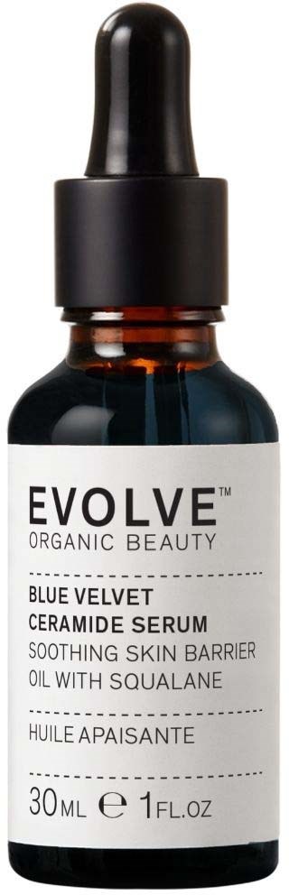 Kleine dunkelbraune Flasche mit schwarzem Tropferverschluss, beschriftet mit 'Evolve Organic Beauty' und 'Blue Velvet Ceramide Serum'.
