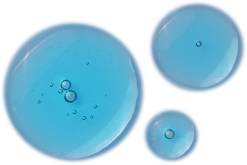 Drei blaue Blasen unterschiedlicher Größe schweben vor weißem und schwarzem Hintergrund. Die Blasen sind transparent und glänzend.