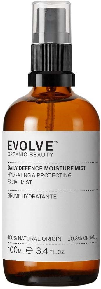 Eine braune Flasche mit schwarzem Sprühkopf. Sie trägt ein weißes Etikett mit "EVOLVE" und Details zu einem Gesichtsspray.