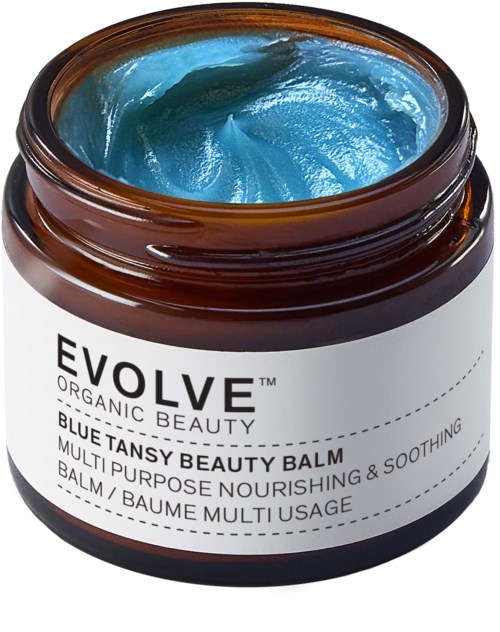 Vaatteessa on sininen Tansy Beauty Balm, jonka etikossa on tuotetiedot.