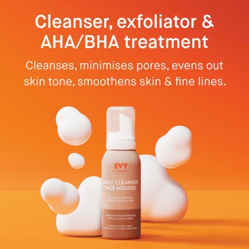 En hudvårdsprodukt märkt som rengöring, exfoliator och AHA/BHA-behandling med skum runt den.