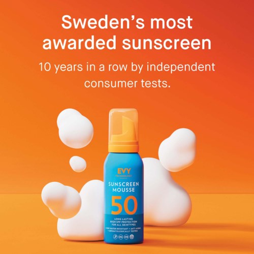 En blå flaska med solskum med SPF 50 omgivet av vita bubblor på orange bakgrund.