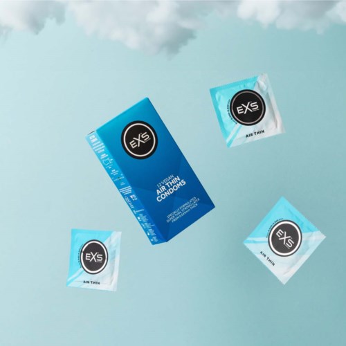 Drei Air Thin Kondomverpackungen schweben vor einem himmelblauen Himmel mit Wolken.