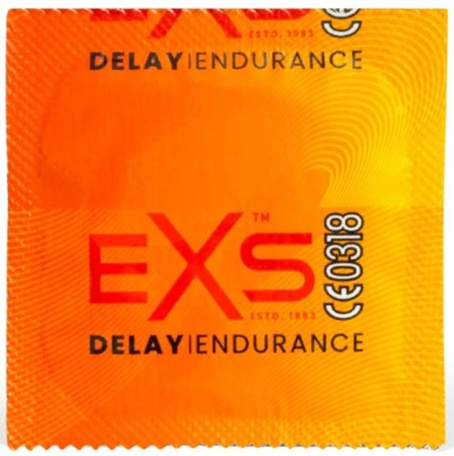 Eine leuchtend orangefarbene Verpackung für ein Kondom namens EXS mit Text zu Verzögerung und Ausdauer. Es zeigt auch das CE-Zeichen.