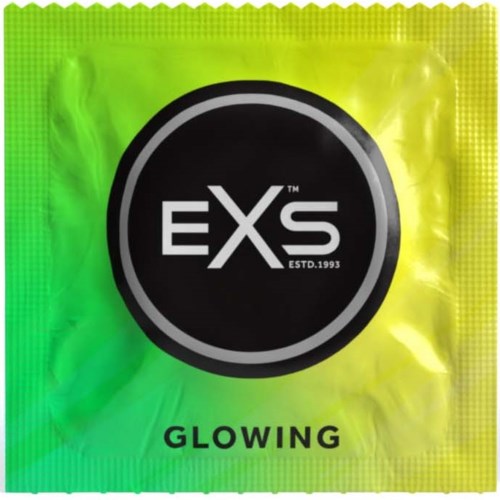 Ein kleines Päckchen mit einem schwarzen Kreissymbol mit "EXS" und "GLOWING" darunter, auf grün-gelbem Hintergrund.