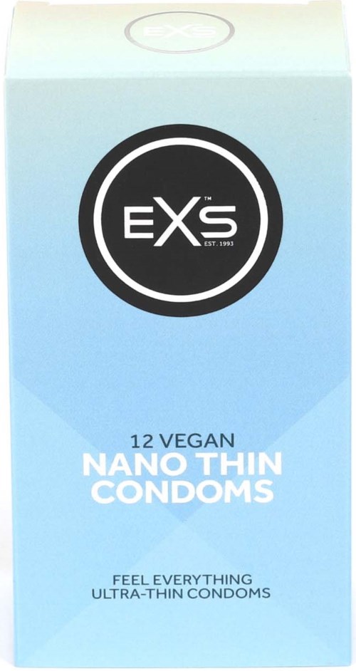 Eine hellblaue und weiße Schachtel mit einem schwarzen Kreis, der 'EXS' und Text über vegane, ultradünne Kondome zeigt.