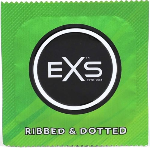 Grüne Kondomverpackung mit schwarz-weißem Logo und Text, sowie den Worten "RIBBED & DOTTED" am unteren Rand.