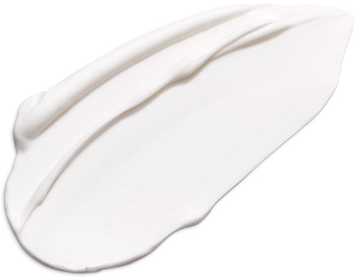 Ein Klecks weißen Cremes oder Lotion, mit zwei Linien oben, glatt und cremig.