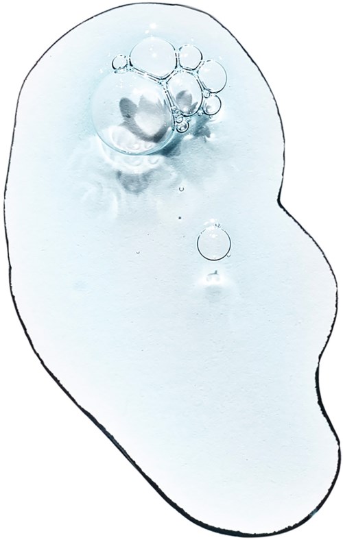 Ein klarer Wassertropfen mit kleinen Blasen darin auf weißem Hintergrund.