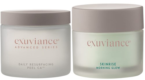 Zwei Hautpflegegläser mit rosa und beigem Deckel, beschriftet "Exuviance" mit verschiedenen Produktenamen.