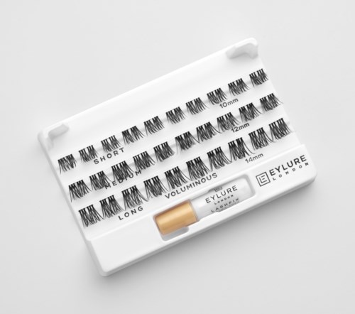 Falsche Wimpern in einem weißen Etui, markiert für kurze und lange Stile, mit Maßen und einem Klebelöffel.