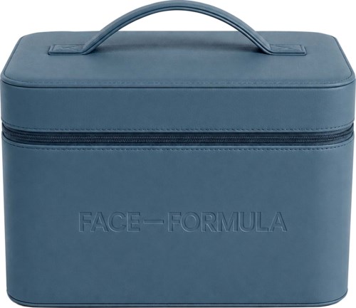 Blå sminkväska med handtag och blixtlås, med präglat Face Formula-logotyp på framsidan.