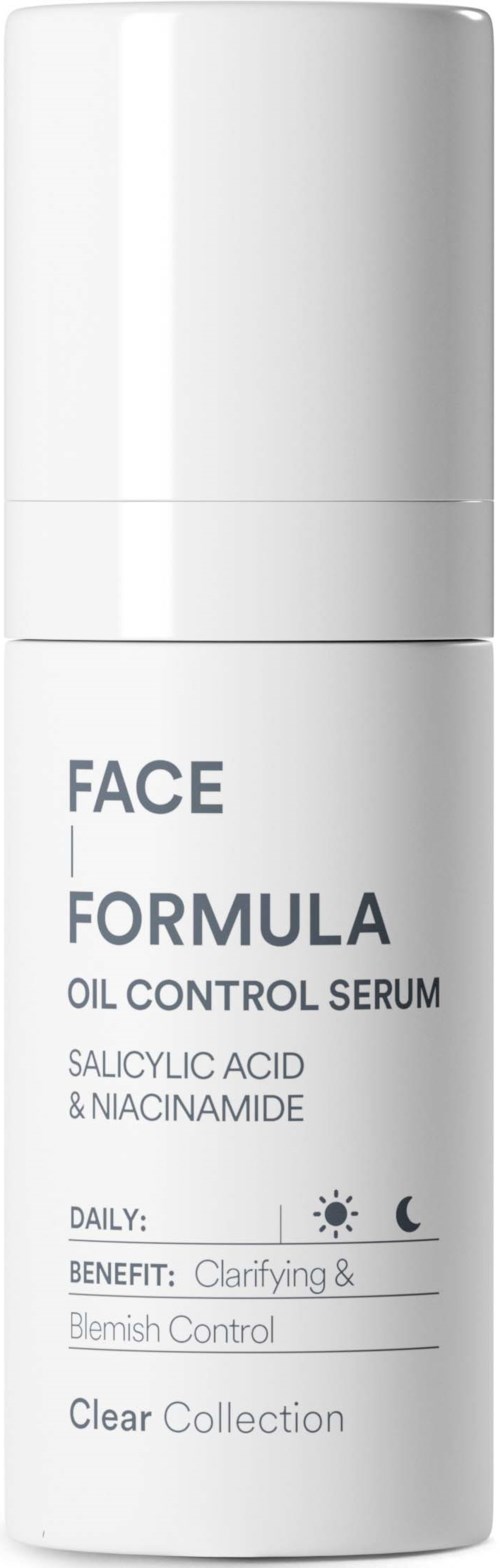 Een wit flesje met pomp, gelabeld Face Formula Oil Control Serum met zuren en niacinamide voor een heldere huid.