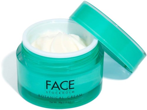 Een blauwgroene pot met 'Face Stockholm Botanical Cream' bevat room, deksel is open. De pot is rond en van plastic.