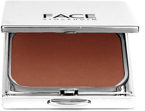 Make-uppot met bruin poeder en zilveren hoes, gemarkeerd FACE Stockholm.