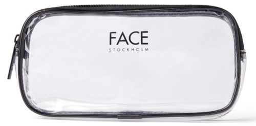 En tydlig plastpåse med svart blixtlås, märkt "FACE STOCKHOLM."