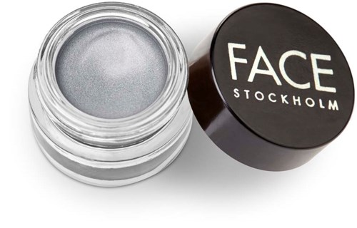 En liten burk med silverögonskugga med svart lock märkt 'FACE STOCKHOLM'.