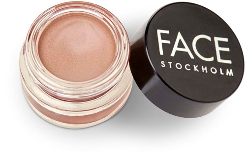 Een klein potje gezichtsmake-up met zwarte deksel met de tekst 'FACE STOCKHOLM'.