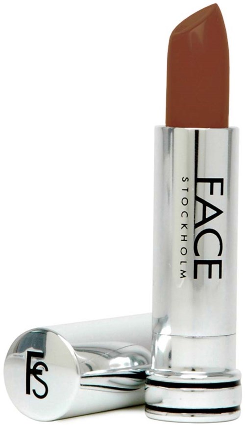 En brun läppstift i ett silverrör med svart text, står upprätt på vit bakgrund.