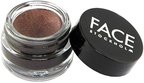 Een kleine pot gezichtsmake-up met een zwarte deksel die 'FACE STOCKHOLM' zegt.