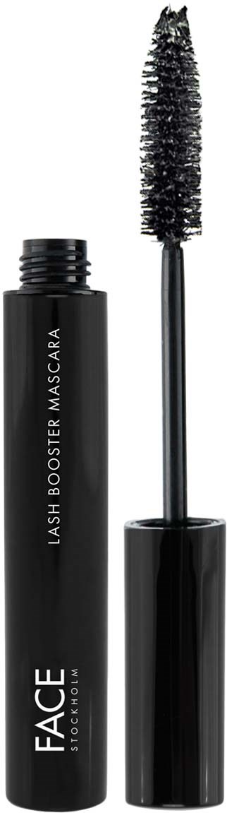 Een zwarte tube mascara met een borsteltje ernaast. Het product is gelabeled 'Lash Booster Mascara' en 'FACE Stockholm.'
