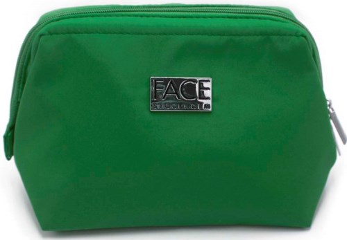 Grön kopplingsväska med metallmärke som säger "FACE" på den.