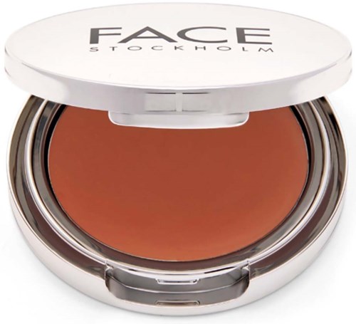 Een compacte open make-uptas met bruin poeder erin en een witte deksel met 'FACE STOCKHOLM'.