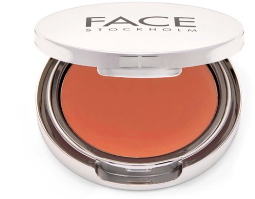 Ett kompakt makeupprodukt med en krämrouge inuti, märkt 'FACE Stockholm' på locket.