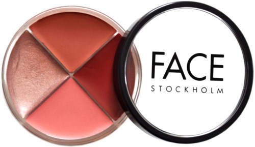 Een ronde make-up compact met vier tinten blusher en een losse deksel met de tekst "FACE" en "STOCKHOLM."