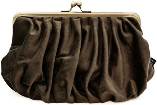 Een donkerbruine, gerimpelde stoffen clutch met metalen sluiting, gebruikt voor kleine persoonlijke items.