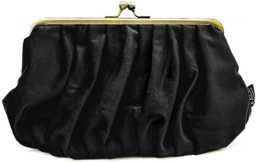Een kleine zwarte clutch met een gouden klem, gemaakt van samengetrokken stof.