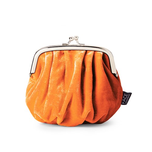 Kleine oranje portemonnee met zilveren klap en zwart label, gemaakt van zacht, fluweelachtig materiaal.