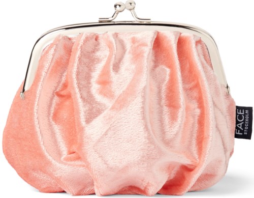 Ett mjukt rosa clutch-väska med metallspänne och en svart etikett som det står 'FACE Stockholm'.