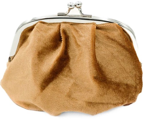 Een bruine fluwelen clutch met een kliksluiting. Het stof lijkt zacht en licht opgeblazen.
