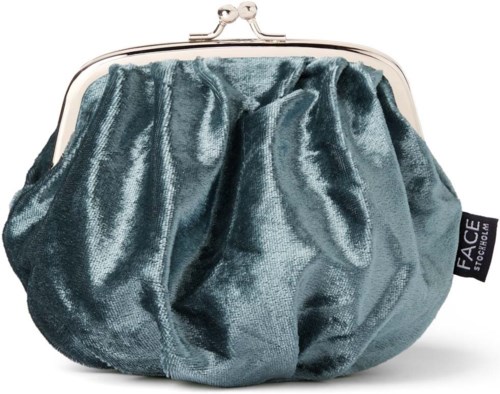 Kleine glanzende donkergroene fluwelen portemonnee met metalen sluiting en een stoffen label met "FACE."