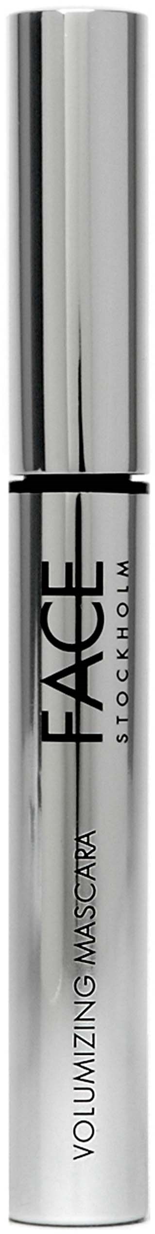 Een zilveren en zwarte mascara-tube met de tekst "Face Stockholm" en "Volumizing Mascara" op een zwarte achtergrond.