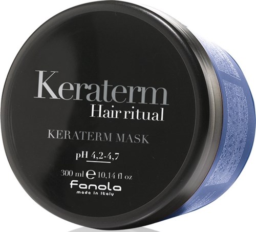 Musta purkki, jossa on sinistä tekstiä, etiketti kertoo sen olevan hiusnaamio keratiinilääkitykseen, pH 4,2-4,7, 300 ml.