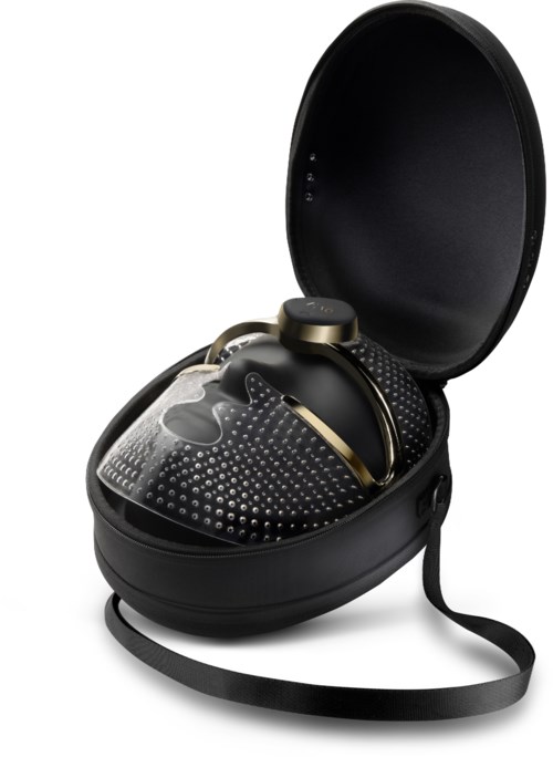 Draadloze koptelefoon met zwart en goud ontwerp in een draagcase.
