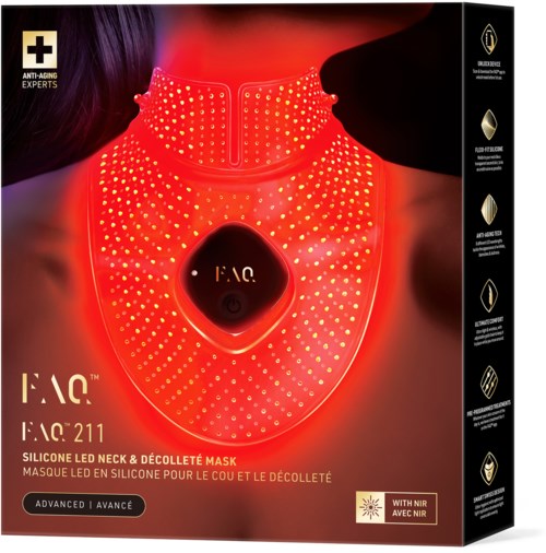 Een LED-nekmasker met rood licht voor huidverzorging, bedekt de nek en kin, gloeit in rood.