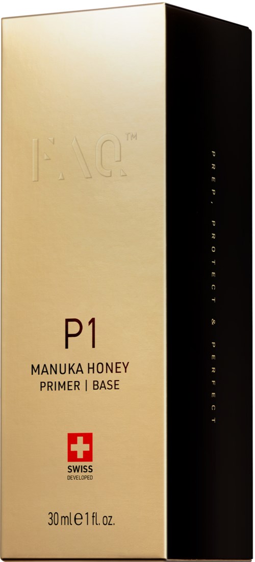 Ein hoher Karton mit weißer Vorderseite und schwarzer Seite, beschriftet 'P1 Manuka Honey Primer & Base,' mit Schweizer Flagge und Text.