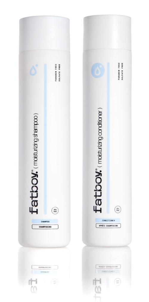 Twee witte flessen met eenvoudige labels, één voor hydraterende shampoo en de andere voor conditioner.