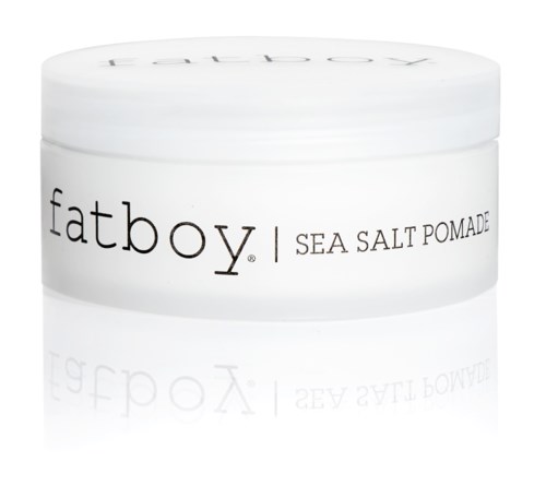 Ein weißer Behälter mit der Aufschrift 'fatboy' und 'SEA SALT POMADE'.