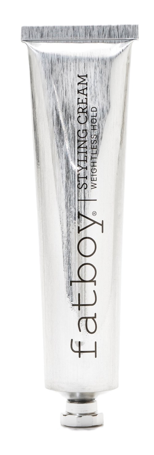 Eine silberne Tube mit der Aufschrift 'FattoY' und 'Smoothing Cream' sowie 'Weightless Hold'.