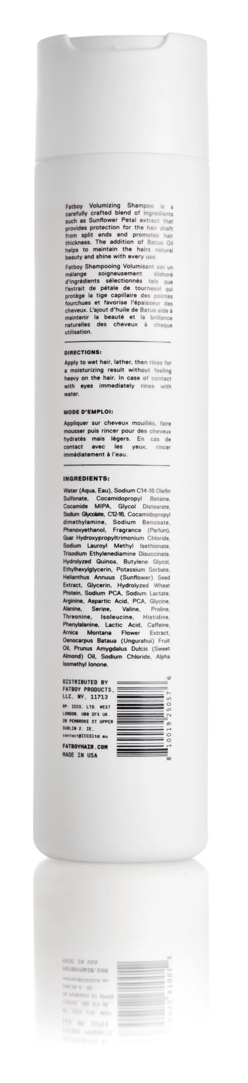 Een lange, witte fles met tekst en streepjescode, geen dop zichtbaar.