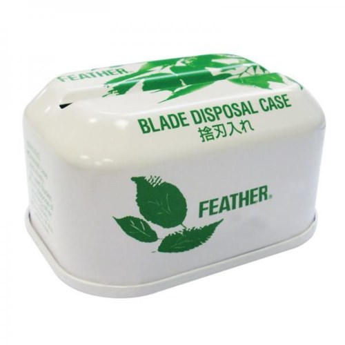Een witte container voor het verwijderen van messen, met groene tekst en veerlogo, voor veiligheid en recycling.