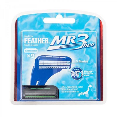 Een verpakte elektrische scheermachine met drie mesjes, gemaakt door Feather, gemarkeerd MR3 Neo, uit Japan.