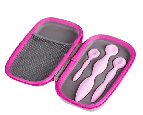 Ein pinker Reiseset mit drei rosafarbenen Gesichts-Massagewerkzeugen mit Griffen und runden Köpfen.