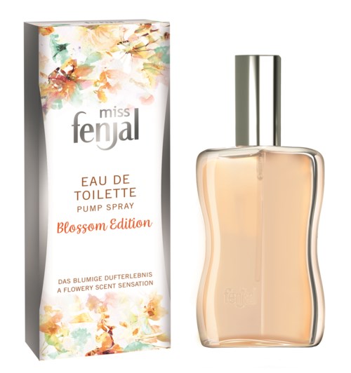 Ein Parfümflasche mit welliger Form neben einer blumengeschmückten Box mit der Aufschrift 'Miss Fenjal Blossom Edition.'