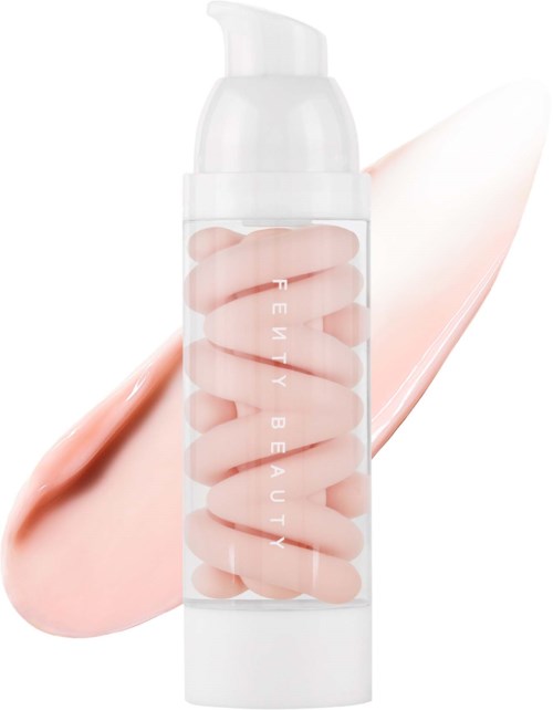En genomskinlig flaska med pump innehåller rosa tabletter eller kapslar, mot en bakgrund av kräm eller lotion.